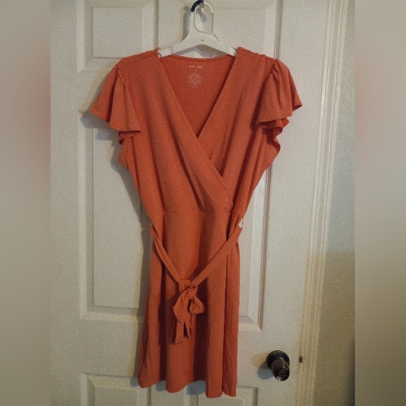 Short elegant dress great for the summer and spring. - Picture 1 of 2